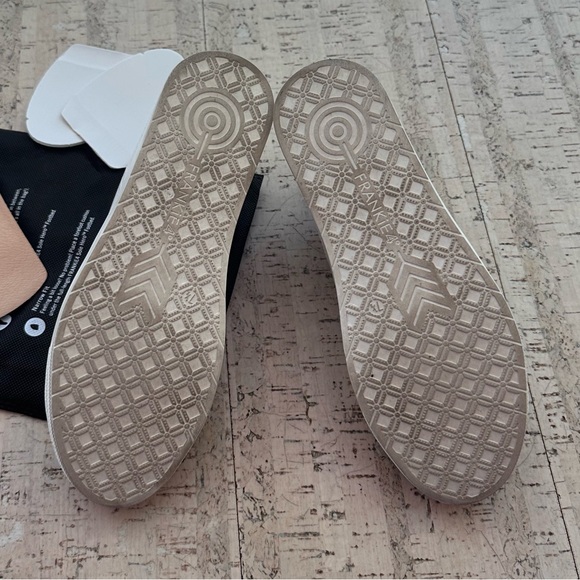 Frankie 4 high tops. Good used condition comes with width adjusters. - Picture 3 of 4